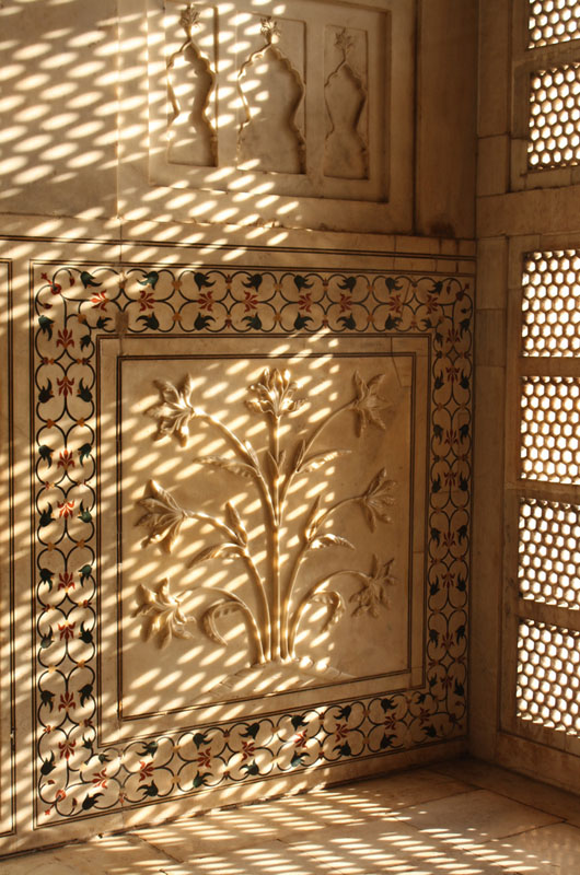 flowers-made-of-marble-on-the-Taj-Mahal-interior-wall